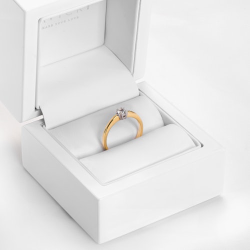 Pierścionek zaręczynowy SAVICKI: dwukolorowe złoto, biały szafir